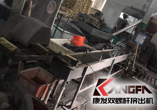 生產(chǎn)使用時間超十五年老設(shè)備sjsh系列雙螺桿擠出機完成了它的使命,正式走下舞臺
