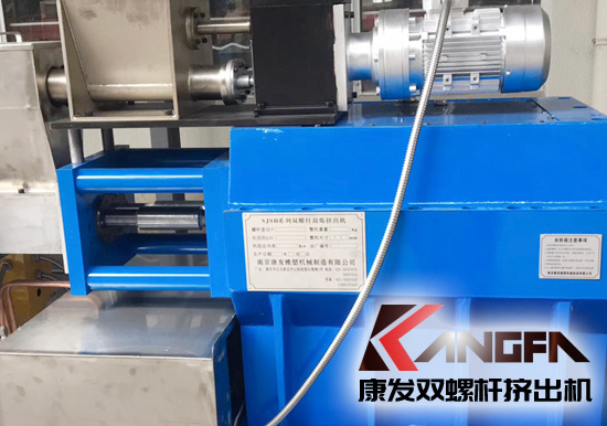 目前業(yè)內(nèi)雙螺桿擠出機(jī)是由截面相同但加工時錯開一定角度的一組塊組成。