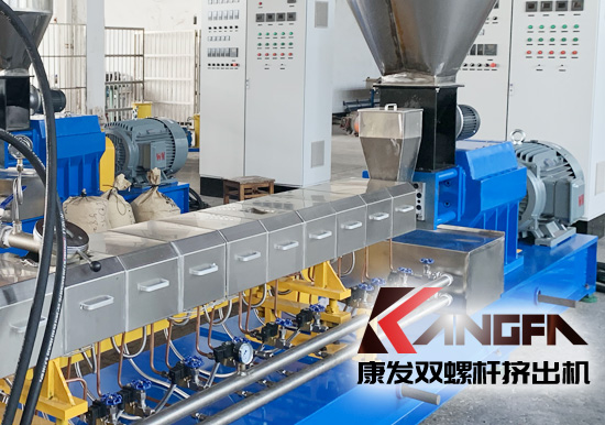 雙螺桿擠出機(jī)及擠出段螺棱表面金屬材料和機(jī)筒內(nèi)壁表面金屬之間的“接觸磨損”,我們也可以稱之為“匹配磨損”。相同金屬材質(zhì)之間的“接觸磨損”,在機(jī)筒和螺桿均采用滲氮鋼的材料制造,而且經(jīng)過相同的氮化處理工藝手段,其量化的“匹配磨損速率”顯然不容樂觀。