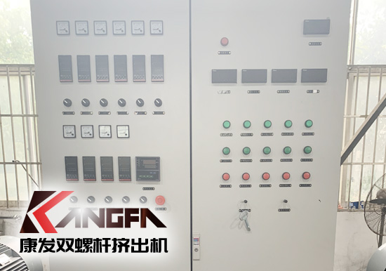 使用雙螺桿擠出機機械設備應嚴格參照使用說明書要求使用,務必切記電源等安全問題,如果使用過程中還有其他問題,歡迎隨時撥打康發(fā)雙螺桿擠出機廠家服務電話13905153410,謝謝!