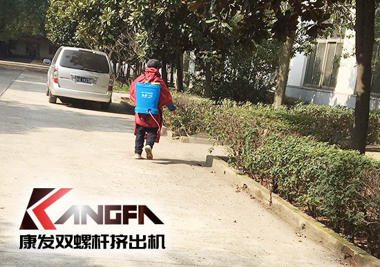 戰(zhàn)疫情、防風(fēng)險(xiǎn)、保安全!康發(fā)雙螺桿擠出機(jī)復(fù)工在即,全廠實(shí)現(xiàn)全方位消毒!