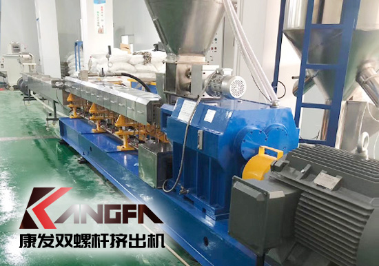 南京康發(fā)同向旋轉(zhuǎn)雙螺桿擠出機,廣泛用于成型制品擠出,也可應(yīng)用于聚合物的物理改性(共混、填充、纖維增強、配料、混煉)。