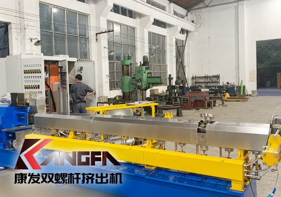 螺桿轉(zhuǎn)速、壓縮比、電熱溫度設(shè)定、長徑比、背壓等影響雙螺桿擠出機設(shè)備塑化品質(zhì)的主要因素