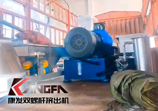 十一雙節(jié)長(zhǎng)假前夕,康發(fā)65機(jī)D型箱雙螺桿擠出機(jī)組順利發(fā)貨!坐標(biāo)河北!