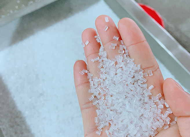 料子表面光滑，顆粒大小均勻。