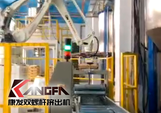 機(jī)械手臂應(yīng)用于雙螺桿擠出造粒機(jī)組現(xiàn)代化生產(chǎn)線!靈活部署,降低生產(chǎn)成本,全面提升雙螺桿造粒生產(chǎn)效率!