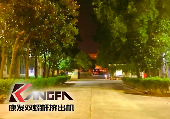 總裝車間：眾志成城齊奮戰(zhàn) 全力以赴保發(fā)貨 確保雙螺桿擠出機(jī)設(shè)備按期交付至顧客手中。