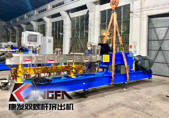 臨近年底,雙螺桿造粒機(jī)發(fā)貨忙,全力以赴為市場(chǎng)!