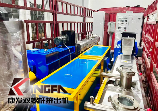 臨近年底,雙螺桿造粒機(jī)發(fā)貨忙,全力以赴為市場(chǎng)!