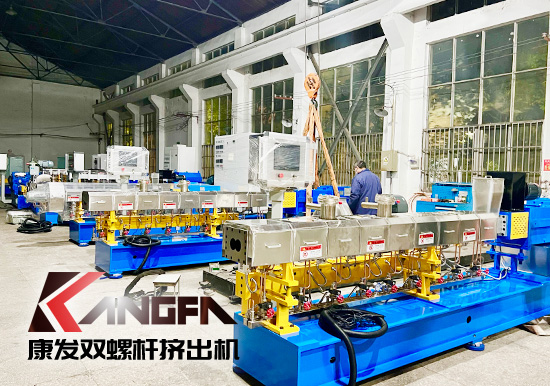 雙螺桿造粒機(jī)良好的加料性能、混煉塑化性能、排氣性能及擠出穩(wěn)定性!廣泛應(yīng)用于擠出制品成型加工