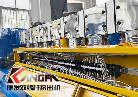 臨近年底,雙螺桿造粒機發(fā)貨忙,全力以赴為市場!